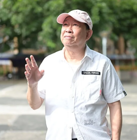 股票金融配资 75岁知名港星公开征婚, 37岁儿子在家啃老, 花几十万读书毕不了业
